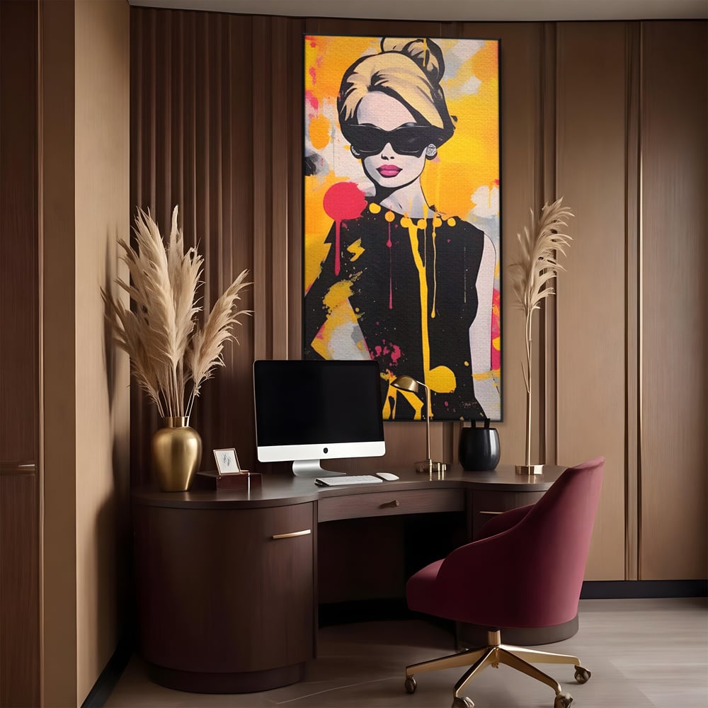 Tablou canvas cu tablou canvas cu femeie in stil pop art, in rama de aluminiu negru, pe perete intr-un birou